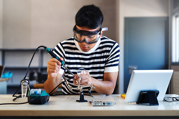 포토 JPG 해외이미지 주간 학생 안경 과학 티셔츠 창문 교실 수업 실내 고등학교 한명 사람 소년 10대 전자제품 스터디 알약 줄무늬 장비 업무 작업실 집중 만들기 히스패닉 공학 발견 발명 사춘기 심각 프로젝트 혼자 해외202309 해외포토 자연요소 1 잡화 교육 남자 어린이 컨셉 셔츠 무늬 학교 모션 청소년 내부 학습 약 작업 파일형식