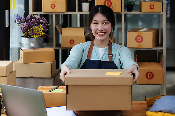 포토 JPG 해외이미지 여자 사업가 한명 웃음 들기 상반신 성인 앞모습 작업 비즈니스우먼 사장 주기 택배상자 성인여자한명만 해외202309 해외포토 직업 1 뷰포인트 비즈니스 모션 표정 사람 상자 직장인 택배 여자한명만 성인여자만 파일형식