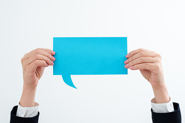 포토 JPG 해외이미지 손 종이 백그라운드 말풍선 아이디어 들기 신체부위 파란색 카피스페이스 해외202309 해외포토 컬러 컨셉 모션 사람 공백 파일형식