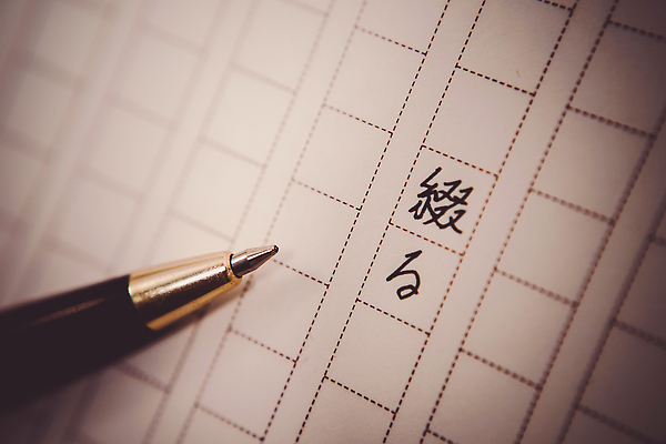 포토 JPG 해외이미지 교육 종이 백그라운드 비즈니스 실내 사람없음 장식 연필 펜 만년필 사무용품 쪽지 수확 골동품 기록 문서 복고 구성 원고 해외202309 해외포토 농업 문구용품 학용품 내부 필기구 파일형식