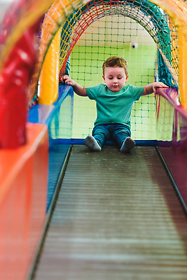 포토 JPG 해외이미지 백인 행복 아들 얼굴 어린이 스포츠 컬러 포즈 백그라운드 패턴 장난 공 학교 가족 놀이 한명 웃음 소년 장식 컬러풀 장난감 파티 유치원 게임 아기 원형 놀이터 플라스틱 위치 거짓말 걸음마 초보 해외202309 해외포토 도형 서양인 1 교육 남자 감정 무늬 관계 모션 재질 표정 사람 이벤트 신체부위 파일형식