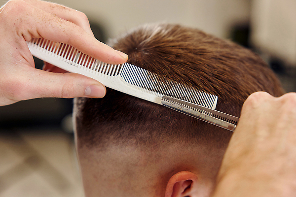 포토 JPG 해외이미지 헤어스타일 손 응시 남자 한명 앉기 상반신 성인 장비 머리빗 미용사 이발 자르기 이발소 미용가위 성인남자한명만 해외202309 해외포토 직업 1 시선 모션 가위_도구 사람 신체부위 미용용품 뷰티샵 남자한명만 성인남자만 파일형식