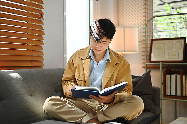 포토 JPG 해외이미지 전신 남자 책장 그림자 한명 동양인 성인 책 독서 햇빛 스탠드 블라인드 창가 가부좌 성인남자한명만 해외202309 해외포토 1 가구 창문 조명 사람 앉기 인종 태양 커튼 남자한명만 성인남자만 파일형식