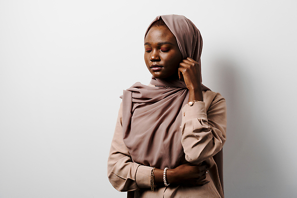 포토 JPG 해외이미지 직업 학생 여자 종교 인터넷 회사 비즈니스 탁자 성공 노동자 주택 실내 가면 한명 사람 앉기 컴퓨터 사무실 뷰티 검은색 업무 작업 자신감 암호 이슬람교 종업원 투자 바쁨 아랍어 대리인 해외202309 해외포토 1 감정 컬러 가구 컨셉 모션 내부 건물 전자제품 파일형식