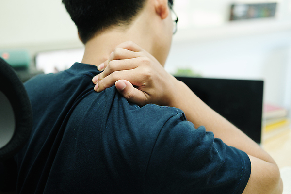 포토 JPG 해외이미지 무기 신체 의자 비즈니스 근육 스트레스 건강 피곤 한명 치료 컴퓨터 사무실 건강관리 스트레칭 힘 고통 업무 상처 어깨 근육질 업무과다 목 문제 긴장 요통 우울증 증상 해로움 해외202309 해외포토 1 감정 가구 컨셉 의학 관리 사람 신체부위 전자제품 운동 작업 질병 몸매 허리통증 파일형식