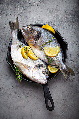 포토 JPG 해외이미지 검은배경 어류 사람없음 신선 냄비 레몬 로즈메리 해외202309 해외포토 백그라운드 과일 검은색 수중동물 솥 허브 파일형식