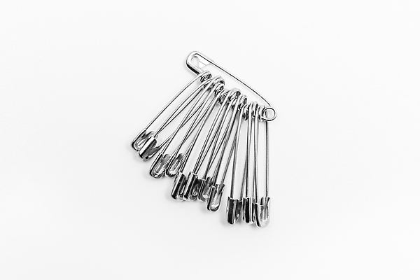 포토 JPG 해외이미지 종이 컬러 백그라운드 비즈니스 학교 문구용품 매달리기 집게 사람없음 빨간색 컬러풀 사무실 노란색 꼬리표 라벨 금속 쪽지 공백 장비 엄지손가락 흰색 공구 바늘 그룹 메시지 압정 수집 방향 편지지 오브젝트 그림 잠금 클립 고정 공지사항 패드 고립 조언 해외202309 해외포토 교육 손가락 모션 재질 프레임 사무용품 도구 편지 보안 파일형식