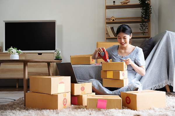 포토 JPG 해외이미지 직업 라이프스타일 여자 행복 회사 비즈니스 포장 사업가 주택 한명 사람 동양인 노트북 쇼핑 컴퓨터 상자 사무실 판매 상점 업무 작업 비즈니스우먼 상품 작음 사이버 고객 서비스 패키지 질서 온라인 주인 물류 짐싸기 판지 마케팅 프리랜서 해외202309 해외포토 1 감정 인종 건물 생활 전자제품 예절 직장인 크기 파일형식