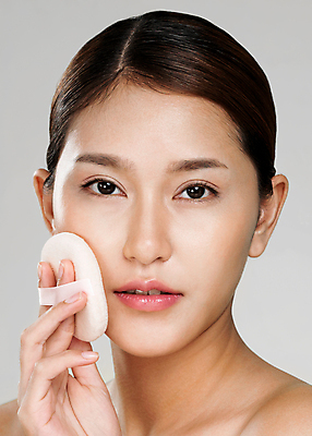 포토 JPG 해외이미지 여자 한명 들기 동양인 상반신 성인 앞모습 화장 뷰티 퍼프 파우더팩트 성인여자한명만 해외202309 해외포토 1 뷰포인트 모션 사람 인종 화장품 여자한명만 성인여자만 파일형식