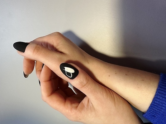 포토 JPG 해외이미지 손 디자인 여자 컬러 백그라운드 미술 사람없음 컬러풀 뷰티 유행 상점 검은색 흰색 못 손톱관리 손톱 광택 프랑스어 페디큐어 스타일 해외202309 해외포토 문자 문화예술 사람 신체부위 공구 네일아트 파일형식