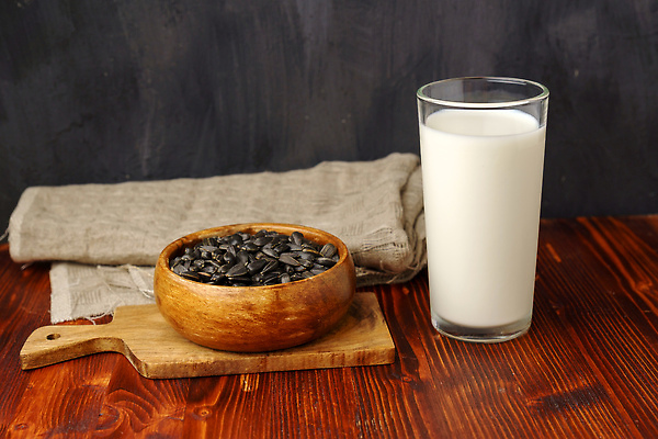 포토 JPG 해외이미지 음료 음식 다이어트 재료 유리 해바라기 건강 사람없음 우유 신선 액체 크림 옵션 유기농 날것 깨 유지 단백질 채식주의자 칼슘 핸드메이드 슈퍼푸드 비건 해외202309 해외포토 웰빙 꽃 식재료 재질 유제품 조미료 채식 건강식품 영양소 파일형식