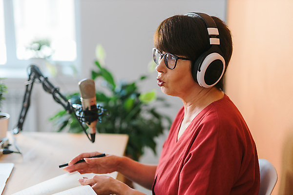 포토 JPG 해외이미지 여자 화분 중년 스튜디오 말하기 한명 들기 상반신 옆모습 펜 헤드폰 DJ 물컵 마이크 라디오 대본 라디오방송 중년여자한명만 크리에이터 1인미디어 해외202309 해외포토 직업 1 뷰포인트 음향기기 모션 사람 성인 컵 전자제품 필기구 방송 여자한명만 중년여자만 파일형식