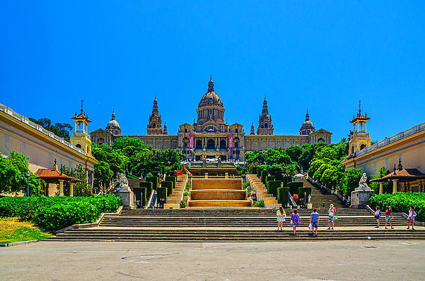 포토 JPG 해외이미지 유럽 문화 여행 건축양식 하늘 미술 사람 풍경 사람없음 건물 여름 파란색 도시풍경 계단 궁전 도시 역사 스페인 재산 분수 박물관 정사각형 마법 바르셀로나 고딕 랜드마크 스페인어 옛날 전국 해외202309 해외포토 도형 건축물 계절 건축 나라 컬러 고건축 문화예술 금융 파일형식