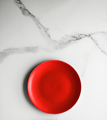 포토 JPG 해외이미지 그릇 사람없음 빨간색 화려 플랫 오브젝트 대리석 해외202309 해외포토 식기 컬러 컨셉 재료 파일형식