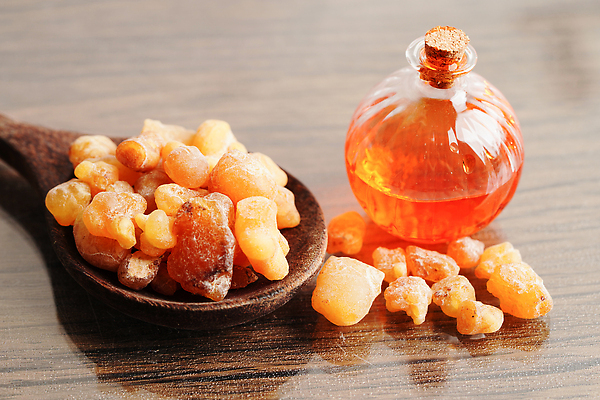 포토 JPG 해외이미지 사람없음 쌓기 숟가락 향수 향 아로마테라피 오일병 유향 해외202309 해외포토 모션 수저 화장품 향료 테라피 파일형식