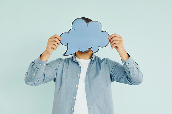 포토 JPG 해외이미지 서양인 남자 말풍선 한명 들기 상반신 성인 앞모습 팻말 구름모양 얼굴가리기 성인남자한명만 카피스페이스 해외202309 해외포토 모양 외국인 1 뷰포인트 모션 프레임 사람 공백 가림 남자한명만 성인남자만 파일형식 구름_자연