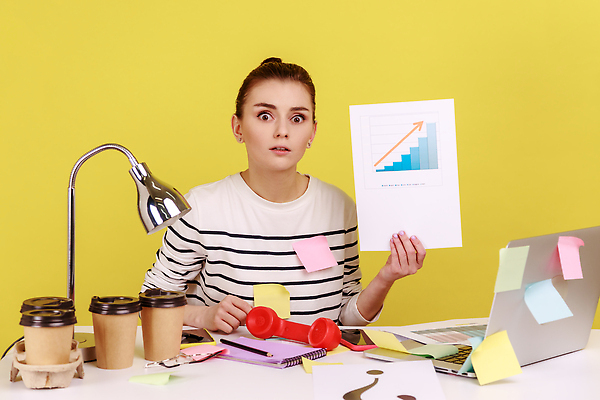 포토 JPG 해외이미지 여자 모션 그래프 한명 들기 상반신 성인 앞모습 노트북 놀람 스탠드 주식 전화기 책상 포스트잇 문서 상승 스프링노트 테이크아웃컵 성인여자한명만 해외202309 해외포토 1 감정 뷰포인트 가구 컨셉 조명 표정 사람 컵 금융 전자제품 공책 메모지 여자한명만 성인여자만 파일형식