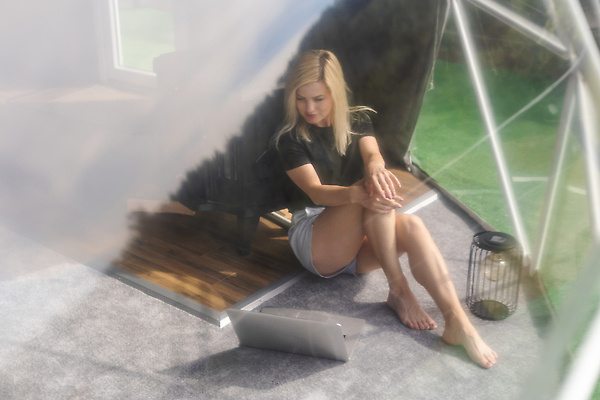 포토 JPG 해외이미지 전신 여자 텐트 한명 앉기 성인 야외 노트북 캠핑 창가 성인여자한명만 해외202309 해외포토 1 창문 모션 레저 캠핑도구 사람 전자제품 여자한명만 성인여자만 파일형식