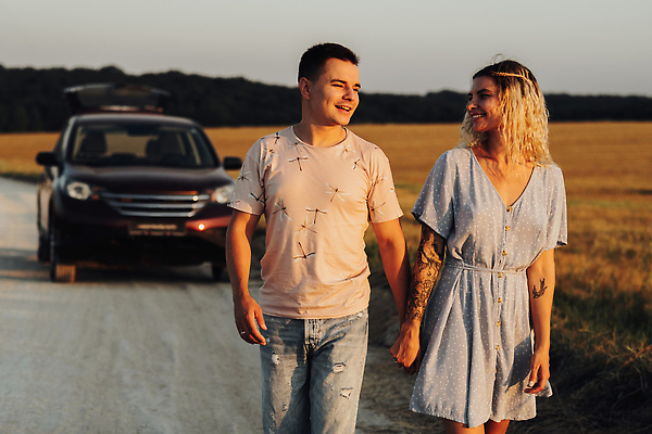 포토 JPG 해외이미지 백인 커플 여자 남자 도로 여행 2 가족 관계 자동차 남편 함께함 성인 두명 일몰 아내 저녁 문신 해외202309 해외포토 서양인 길 육상교통 컨셉 교통시설 사람 노을 야간 파일형식