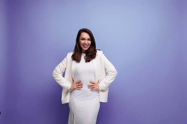 포토 JPG 해외이미지 백인 모델 라이프스타일 드레스 여자 행복 감정 유럽 백그라운드 갈색머리 실내 한명 성인 뷰티 유행 재킷 기쁨 흰색 표현 검은머리 긍정 고립 해외202309 해외포토 서양인 1 헤어스타일 옷 나라 컬러 컨셉 사람 내부 생활 외투 파일형식