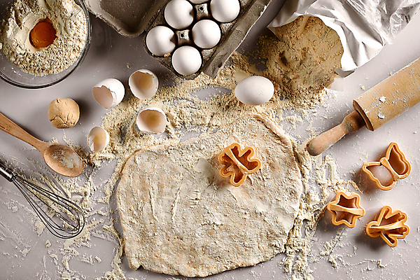 포토 JPG 해외이미지 실내 사람없음 하이앵글 계란 도구 지저분함 계란껍데기 반죽 밀가루 제빵 거품기 밀대 유리그릇 쿠키틀 제빵도구 해외202309 해외포토 그릇 뷰포인트 유리 주방용품 내부 제과제빵 알 감각 가루 파일형식