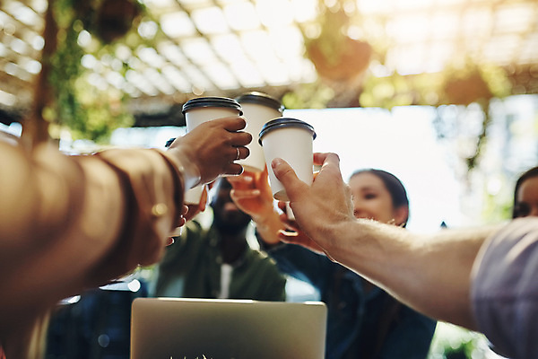포토 JPG 해외이미지 손 여자 남자 커피 회사 협력 들기 여러명 성인 햇빛 축하 건배 성인만 해외202309 해외포토 음료 다수 컨셉 비즈니스 모션 사람 신체부위 태양 파일형식