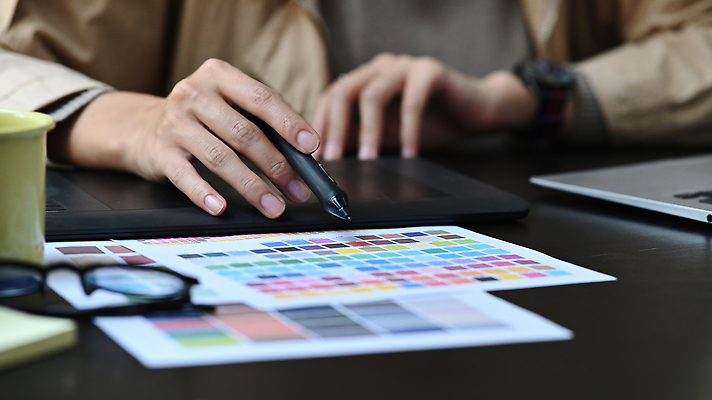 포토 JPG 해외이미지 남자 한명 성인 노트북 사무실 펜 업무 디자이너 문서 컬러리스트 성인남자한명만 해외202309 해외포토 컬러칩 직업 1 비즈니스 사람 전자제품 필기구 작업 남자한명만 성인남자만 파일형식