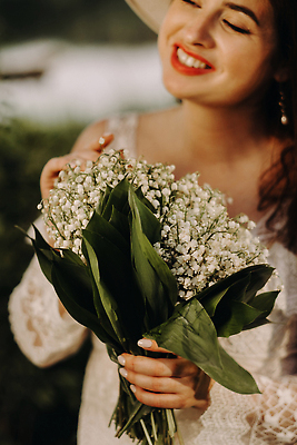 포토 JPG 해외이미지 식물 모델 라이프스타일 긴머리 드레스 공원 꽃 행복 꽃다발 포즈 백그라운드 자연 한명 사람 야외 초록색 컬러풀 뷰티 유행 정원 봄 산책 활발 꿈 흰색 스타일 해외202309 해외포토 1 헤어스타일 옷 계절 공공시설 감정 컬러 컨셉 휴식 생활 생태계 파일형식