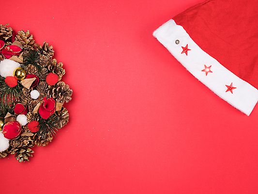 포토 JPG 해외이미지 크리스마스장식 산타모자 사람없음 빨간색 하이앵글 오브젝트 솔방울 해외202309 해외포토 모자_잡화 뷰포인트 컬러 크리스마스 파일형식