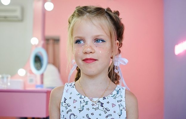 포토 JPG 해외이미지 백인 모델 라이프스타일 드레스 행복 얼굴 어린이 분홍색 크리스마스 휴가 창조 한명 사람 빛 컬러풀 뷰티 파티 유행 축제 화장품 기쁨 축하 생일 미용사 입술 만들기 스타일 해외202309 해외포토 서양인 직업 1 옷 기념일 감정 컬러 컨셉 모션 이벤트 생활 신체부위 파일형식