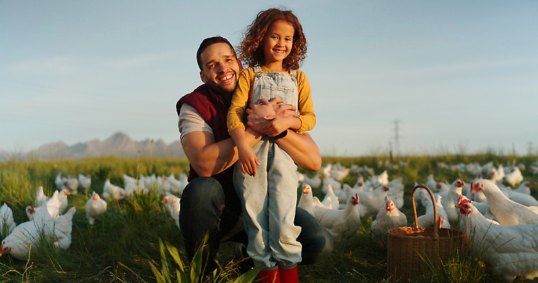 포토 JPG 해외이미지 주간 라이프스타일 여자 남자 어린이 잔디 상반신 성인 야외 두명 앞모습 농장 바구니 닭 축산업 농부 전원생활 양계장 들어올리기 해외202309 해외포토 자연요소 식물 직업 산업 뷰포인트 농업 모션 조류 사람 생활 파일형식