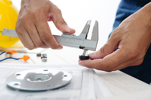 포토 JPG 해외이미지 디자인 산업 부분 자 사람없음 장비 기구 공구 청바지 작업실 헬멧 측정 만족 눈금 치수 정비공 공학 캘리퍼스 해외202309 해외포토 교육 감정 바지 문구용품 도구 기술자 보호장비 파일형식