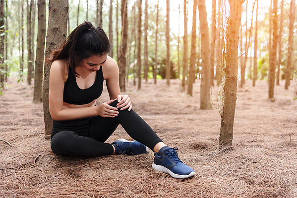 포토 JPG 해외이미지 라이프스타일 공원 여자 스포츠 신발 신체 근육 뼈 건강 한명 사람 동양인 성인 야외 달리기 조깅 운동 검은색 고통 잡기 상처 숲 사건 연습 무릎 발목 깨짐 달리기선수 양발 해외202309 해외포토 1 공공시설 감정 컬러 컨셉 모션 발 인종 생활 신체부위 육상선수 파일형식