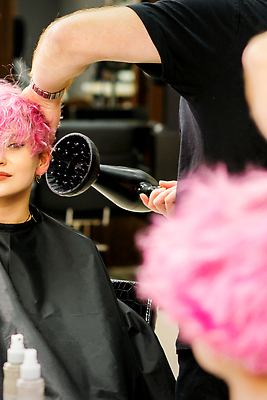 포토 JPG 해외이미지 헤어스타일 손 여자 상반신 성인 뷰티 우아함 드라이어 미용사 성인여자만 해외202309 해외포토 직업 컨셉 사람 신체부위 미용용품 여자만 성인만 파일형식