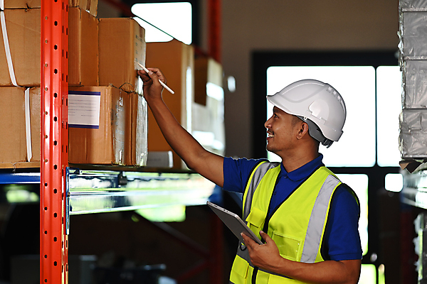 포토 JPG 해외이미지 남자 노동자 선반 한명 들기 상반신 성인 옆모습 상자 태블릿 작업장 안전모 확인 물류 물류창고 안전조끼 성인남자한명만 물류센터 해외202309 해외포토 직업 1 산업 뷰포인트 가구 모션 사람 전자제품 스마트기기 헬멧 안전장비 창고 남자한명만 성인남자만 파일형식