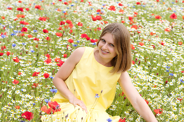 포토 JPG 해외이미지 모델 헤어스타일 여자 꽃 행복 밭 자연 한명 서기 사람 성인 야외 빨간색 초록색 파란색 치마 금발 뷰티 유행 맑음 귀걸이 화목 침묵 봄 기쁨 자유 흰색 양귀비 해외202309 해외포토 식물 1 계절 감정 컬러 컨셉 농업 장신구 모션 하의 날씨 소리 생태계 파일형식