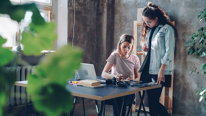 포토 JPG 해외이미지 직업 디자인 응시 여자 컨셉 2 일러스트 비즈니스 사업가 탁자 설계 함께함 실내 창조 앉기 두명 노트북 금발 사무실 카메라 공책 관찰 업무 작업 기자 디자이너 사진사 동료 바쁨 다락방 심각 해외202309 해외포토 헤어스타일 시선 가구 관계 모션 문구용품 사람 내부 전자제품 작가 파일형식