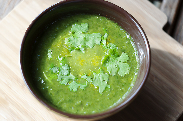 포토 JPG 해외이미지 라이프스타일 접시 음식 잎 다이어트 채소 재료 부분 탁자 파슬리 건강 요리 사람없음 초록색 식사 봄 흰색 시골 신선 고명 액체 사발 닫기 맛 수프 브로콜리 먹기 허브 크림 유기농 완두콩 부추 시금치 점심식사 주키니 채식주의자 핸드메이드 비건 맛있는 해외202309 해외포토 식물 식기 웰빙 계절 컬러 가구 컨셉 모션 콩 생활 사기그릇 채식 파일형식