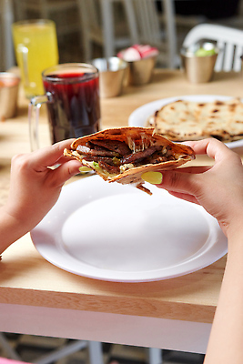 포토 JPG 해외이미지 접시 문화 음식 토마토 탁자 육류 옥수수 사람없음 목재 빨간색 초록색 목사 레몬 과카몰리 해외202309 해외포토 나무 식기 컬러 가구 채소 과일 식재료 재료 곡류 소스_음식 성직자 파일형식