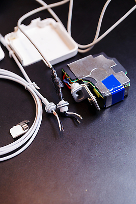 포토 JPG 해외이미지 산업 백그라운드 통신 모바일 사람없음 스마트폰 핸드폰 컴퓨터 세트 디지털 검은색 기계 장비 터치 흰색 공구 업무 도움 기술자 엔지니어 균열 수리 USB 전화기 가득함 스마트 심볼 오브젝트 서비스 사인 전자 깨짐 요금 해외202309 해외포토 직업 컬러 컨셉 모션 전자제품 스마트기기 도구 작업 파일형식