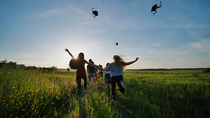 포토 JPG 해외이미지 백인 학생 여학생 교육 행복 어린이 가방 배낭 학교 응원 함께함 사람 동양인 소년 사람없음 야외 친구 컬러풀 달리기 일몰 기쁨 그룹 저녁 러시아 최초 해외202309 해외포토 서양인 잡화 여자 남자 감정 유럽 컬러 컨셉 관계 모션 인종 노을 야간 파일형식