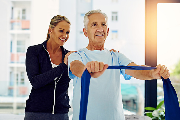 포토 JPG 해외이미지 여자 노년 남자 창문 상반신 성인 두명 앞모습 운동복 운동 스트레칭 도움 체육관 트레이너 손뻗기 물리치료사 재활 어깨에손 스트레칭밴드 해외202309 해외포토 옷 뷰포인트 컨셉 모션 건강 사람 치료 헬스 치료사 파일형식