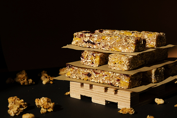 포토 JPG 해외이미지 사람없음 갈색 쌓기 견과류 부스러기 에너지바 그래놀라 글루텐프리 해외202309 해외포토 음식 컬러 모션 파일형식