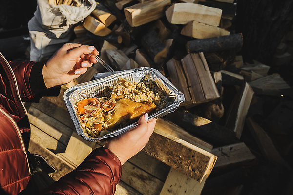 포토 JPG 해외이미지 음식 거리 쟁반 관리 사람없음 야외 소풍 금속 식사 치킨 시장 컨테이너 은박지 속도 테이크아웃 알루미늄 해외202309 해외포토 산업 재질 야외활동 닭고기요리 파일형식