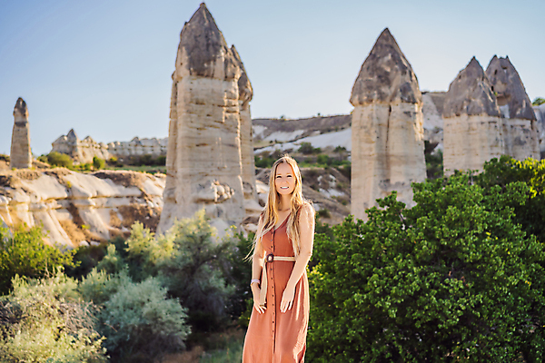 포토 JPG 해외이미지 여자 여행 한명 성인 야외 앞모습 기암괴석 풀숲 성인여자한명만 튀르키예 해외202309 해외포토 1 아시아 뷰포인트 사람 바위_돌 숲 여자한명만 성인여자만 파일형식