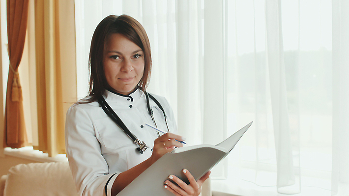 포토 JPG 해외이미지 백인 직업 여자 행복 무기 백그라운드 유니폼 비즈니스 청진기 갈색머리 건강 병원 실험 한명 미소 사람 뷰티 약 고통 환자 간호사 의사 흰색 업무 질병 허리 히스패닉 보험 고립 돌봄 약사 해외202309 해외포토 서양인 1 헤어스타일 옷 감정 컬러 의학 의료기기 모션 표정 신체부위 의료진 작업 파일형식