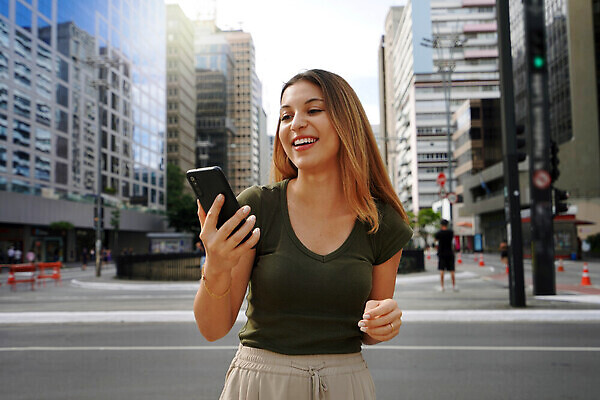 포토 JPG 해외이미지 백인 여자 행복 길 로우앵글 백그라운드 비즈니스 사업가 모바일 거리 기술 한명 서기 웃음 야외 건물 금융 스마트폰 핸드폰 도시풍경 뷰티 고층빌딩 미국 관찰 잡기 비즈니스우먼 뉴욕 브라질 히스패닉 남쪽 셀룰러 브라질사람 해외202309 해외포토 서양인 직업 1 건축물 감정 뷰포인트 북아메리카 모션 표정 사람 풍경 빌딩 경제 전자제품 스마트기기 도시 직장인 남아메리카 방향 파일형식