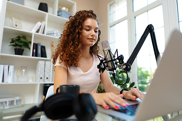 포토 JPG 해외이미지 백인 여자 한명 상반신 성인 앞모습 노트북 헤드폰 타이핑 마이크 성인여자한명만 인터넷방송 크리에이터 스트리밍 스트리밍라이프 해외202309 해외포토 서양인 직업 1 라이프스타일 뷰포인트 음향기기 사람 전자제품 방송 여자한명만 성인여자만 파일형식 1인미디어