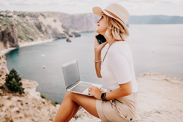 포토 JPG 해외이미지 직업 라이프스타일 여자 행복 커피 바다 여행 인터넷 비즈니스 통신 휴가 휴식 직장 관리 한명 사람 성인 해변 야외 물 여름 노트북 컴퓨터 뷰티 여행객 공책 자유 타이핑 키보드 업무 작업 네트워크 바쁨 멀리 온라인 프리랜서 해외202309 해외포토 자연요소 1 계절 감정 음료 컨셉 회사 문구용품 생활 전자제품 파일형식