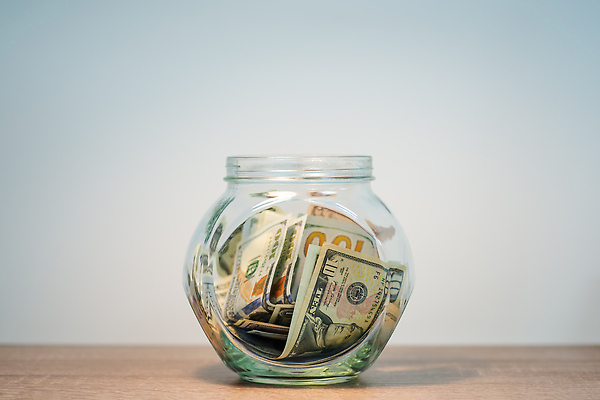 포토 JPG 해외이미지 컨셉 지폐 돈 비즈니스 유리 탁자 사람 사람없음 경제 달러 동전 미국 꿈 저축 항아리 재산 구매 계산서 빚 세금 수입 카운트 해외202309 해외포토 가구 북아메리카 재질 금융 쇼핑 도자기 파일형식